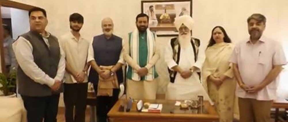 Haryana CM Saini Meets Baba Gurinder Singh: Emphasis Placed on the Role of Saints in Social Reform