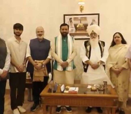 Haryana CM Saini Meets Baba Gurinder Singh: Emphasis Placed on the Role of Saints in Social Reform