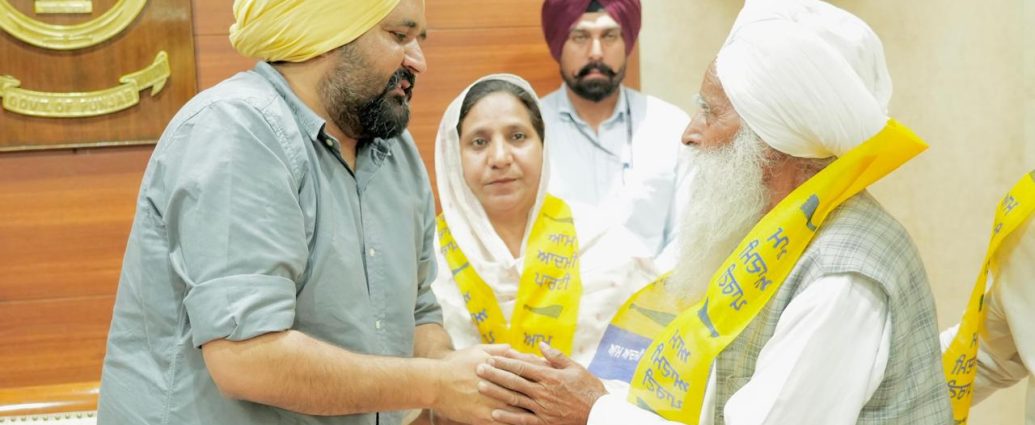 Impressed by pro-people governance, leaders from multiple parties join AAP, pledge to strengthen organisation