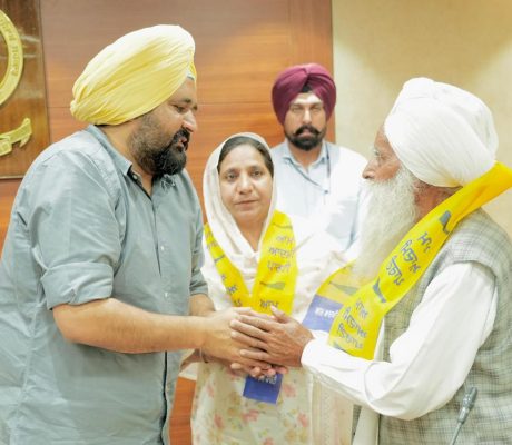 Impressed by pro-people governance, leaders from multiple parties join AAP, pledge to strengthen organisation